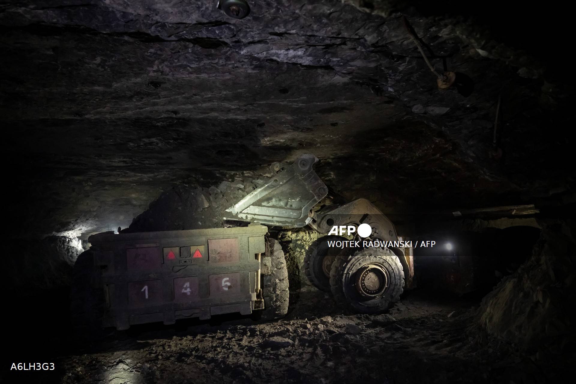 Chargeuse minière numérotée 146 en galerie souterraine, mine de cuivre KGHM Polkowice-Sieroszowice en Basse-Silésie polonaise
