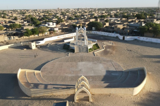 Vue aérienne du monument de la paix à Tombouctou, le 30 décembre 2021