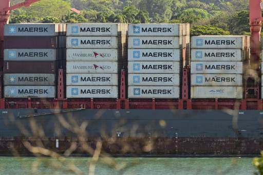 Un cargo Maersk devant le port de Balboa a Panama