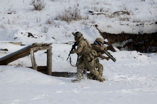 Des soldats ukrainiens s'entrainent dans la region de Donetsk
