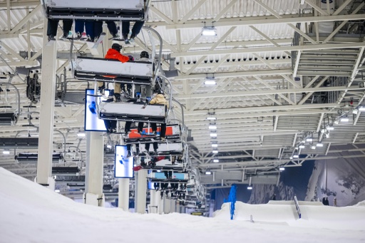 Des skieurs sur un telesiege dans un centre de ski indoor a Lorenskog, pres d'Oslo, le 5 janvier 2026