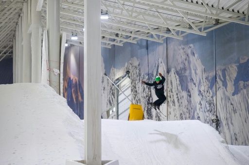 Une skieuse saute une bosse dans un centre de ski indoor a Lorenskog, pres d'Oslo, le 5 janvier 2026