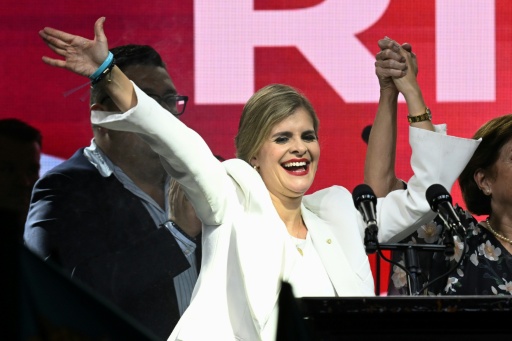 Laura Fernandez celebre avec ses partisans