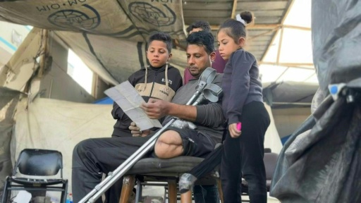 Alors qu'Israël rouvre partiellement le point de passage de Rafah entre Gaza, ravagée par la guerre, et l'Egypte, des Palestiniens espèrent pouvoir quitter l'enclave pour la première fois depuis le début du conflit.