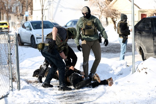 Des agents fédéraux arrêtent un manifestant à Minneapolis, dans le Minnesota, le 3 février 2026