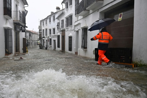 Des membres des services d'urgence se preparent a proceder a une evacuation totale de la ville de Grazalema, en raison de la depression Leonardo, le 5 fevrier 2026 dans le sud de l'Espagne