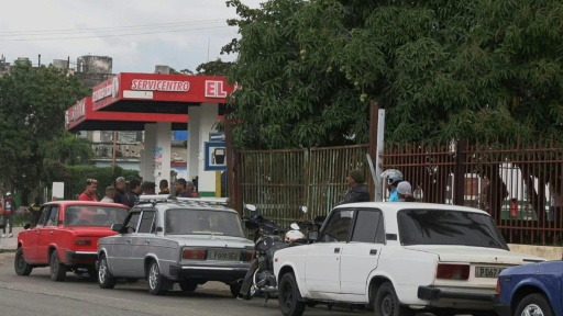 Des automobilistes font la queue pour faire le plein dans une station-service de La Havane, le 30 janvier 2026 a Cuba