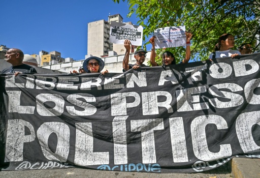 Des proches de prisonniers politiques manifestent devant le tribunal de Caracas exigeant leur libération, le 5 février 2026