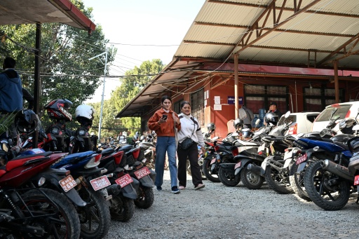 Des personnes devant les locaux du Département de l'emploi à l'étranger, le 11 décembre 2025 à Katmandou, au Népal