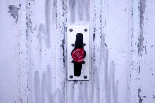 Des scellés de la police sur la porte d'un garage où ont été séquestrées deux femmes, dont une magistrate, à Bourg-lès-Valence, le 6 février 2026 dans la Drôme