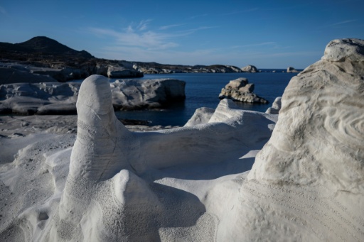 La plage de Sarakiniko sur l'île grecque de Milos, en mer Égée, le 3 février 2026
