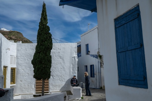 Des habitants du village de Plaka, sur l'île grecque de Milos, en mer Egée, le 4 février 2026