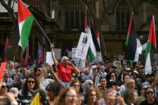 Des militants pro-palestiniens manifestent à Sydney contre la visite du président israélien Isaac Herzog en Australie, le 9 février 2026