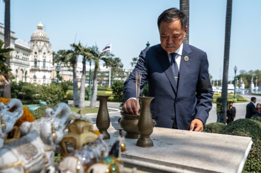 Le Premier ministre thaïlandais Anutin Charnvirakul prie au sanctuaire de la Maison du gouvernement, le 9 février 2026 à Bangkok