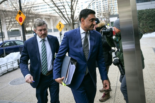 Les elus Thomas Massie et Ro Khanna, coauteurs de la loi obligeant l'administration Trump a publier les documents du dossier Epstein, a Washington, le 9 fevrier 2026