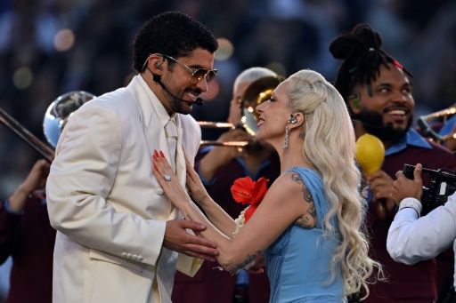 Bad Bunny et Lady Gaga pendant la mi-temps du Super Bowl, le 8 février 2026 à Santa Clara, en Californie