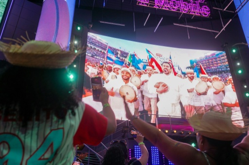 Des fans suivent sur un écran le spectacle de Bad Bunny à la mi-temps du Super Bowl, le 8 février 2026 à San Juan, à Porto Rico