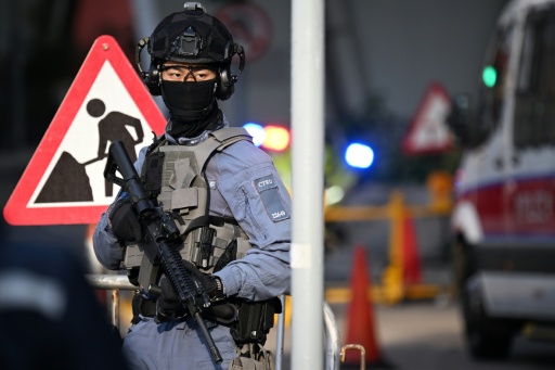 Un policier monte la garde devant le tribunal de West Kowloon à Hong Kong, le 9 février 2026