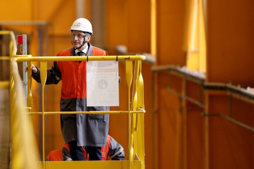 Le president Emmanuel Macron visite le site d'ArcelorMittal a Dunkerque, le 10 fevrier 2026 dans le Nord