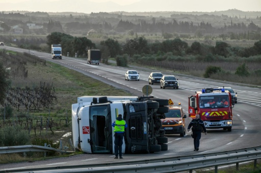 Un camion est couché sur le flanc sous l’effet de vents violents apportés par la tempête Nils près de Leucate (Aude), le 12 février 2026