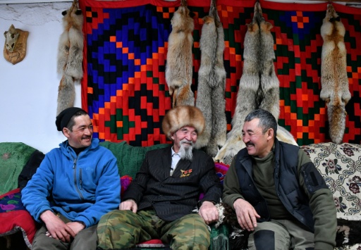 Amantour, Tachtanbek et Baatyrbek Akmatov, éleveurs de yaks blancs, chez eux à Kara-Saz, au Kirghizstan, le 2 février 2026