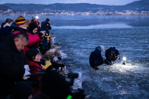 Des fidèles du culte shinto effectuent des relevés sur le lac Suwa, le 29 janvier 2026 à Nagano, dans le centre du Japon