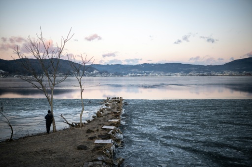 Vue du lac Suwa, le 29 janvier 2026 dans la préfecture de Nagano, dans le centre du Japon