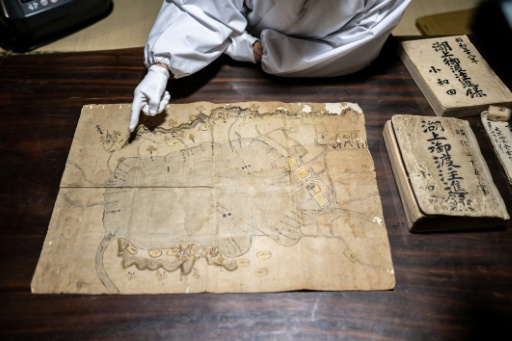 Kiyoshi Miyasaka, prêtre japonais du culte shinto, montre une très ancienne carte, le 29 janvier 2026 à Suwa, dans la préfecture de Nagano, dans le centre de l'archipel