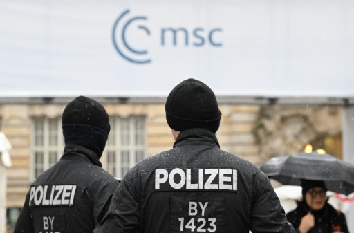 Des policiers devant l'hôtel Bayrischer Hof à Munich, lieu de la 62e Conférence de Munich sur la sécurité (MSC), le 12 février 2026 en Allemagne