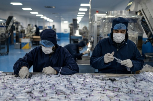Des ouvriers assemblent et emballent des seringues jetables à l'usine pharmaceutique Milli Shifa (MSP), en périphérie de Kaboul, le 3 février 2026 en Afghanistan