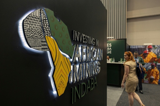 Délégués dans le hall des exposants du Mining Indaba au Cap, le 10 février 2026