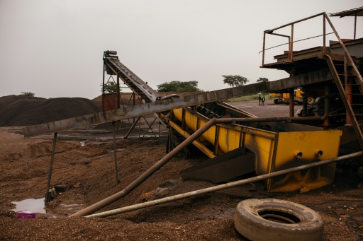 Vue générale des machines minières dans une petite mine à ciel ouvert de cuivre et de manganèse exploitée par des Chinois à Serenje, en Zambie, le 28 février 2025