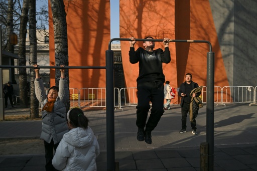 Des personnes font de l'exercice au parc Ritan à Pékin, le 4 février 2026