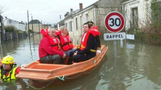 Crues: le ministre Mathieu Lefèvre visite les sinistrés à Saintes