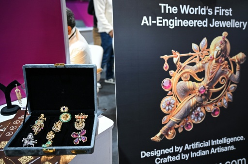 Des bijoux conçus par l'intelligence artificielle exposés sur un stand lors du Sommet sur l'impact de l'IA à New Delhi, le 17 février 2026, en Inde