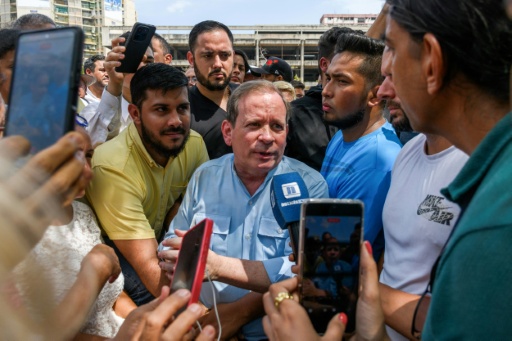 L'opposant vénézuélien Juan Pablo Guanipa parle avec un journaliste alors qu'il est entouré de partisans devant la basilique de la Vierge de La Chinita à Maracaibo, dans l'Etat de Zulia, au Venezuela, le 20 février 2026