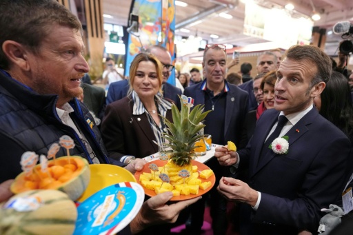 Le président Emmanuel Macron  visite un stand du Salon de l'agriculture, le 21 février 2026 à Paris