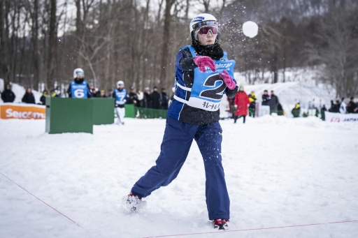 Un joueur lance une boule de neige lors d'une partie de