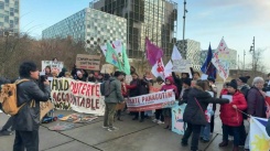 Des militants et des soutiens des familles de victimes de la guerre antidrogues meurtrière de l'ex-président philippin Rodrigo Duterte, lors d'une manifestation à Manille le 23 février 2026