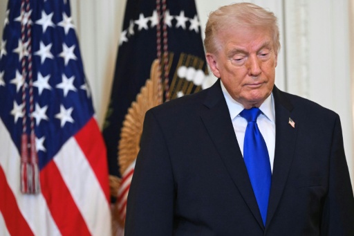 Une femme traverse un mémorial dédié aux soldats ukrainiens et étrangers tombés au combat, place de l'Indépendance à Kiev, le 23 février 2026, alors que le conflit avec la Russie entre dans sa cinquième année