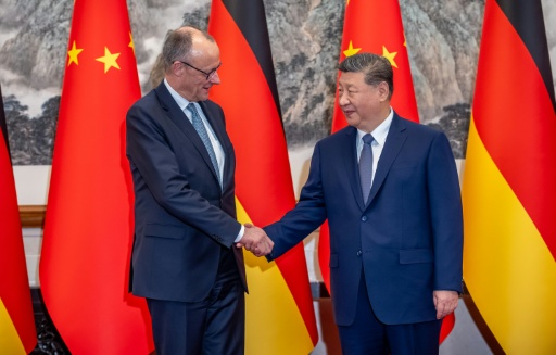 Le président chinois Xi Jinping (d) et le chancelier allemand Friedrich Merz à Pékin, le 25 février 2026