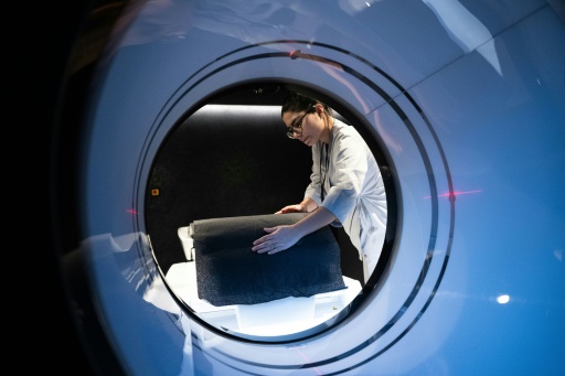 Une technicienne en radiologie médicale, travaille dans la salle de