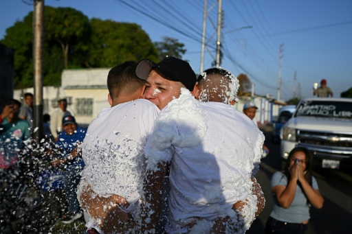 Reinardo Morillo retrouve ses enfants chez lui à San Fernando de Apure, dans l'ouest du Venezuela, le 26 février 2026, après sa libération en vertu de la loi d'amnistie