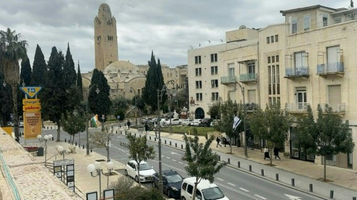 Des Israéliens se mettent à l'abri alors que des explosions retentissent à Jérusalem