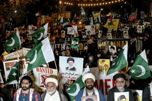 Manifestation à Karachi de musulmans chiites après la mort du guide suprême iranien Ali Khamenei tué dans une attaque américano-israélienne, le 28 février 2026
