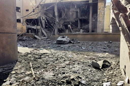 Un immeuble abritant la station de radio al-Nour, appartenant au mouvement chiite libanais Hezbollah, touché par des raids israéliens, le 3 mars 2026, à Beyrouth, au Liban