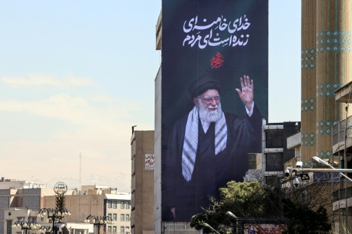 Un portrait géant de l'ayatollah Ali Khamenei, guide suprême iranien assassiné, avec l'inscription en persan