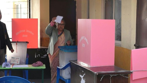 Népal: la Première ministre intérimaire Sushila Karki vote à Katmandou