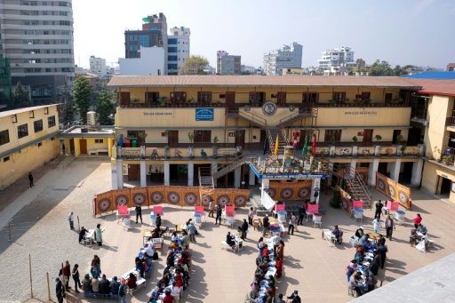 Des électeurs viennent voter lors des élections législatives au Népal, à Katmandou, le 5 mars 2026