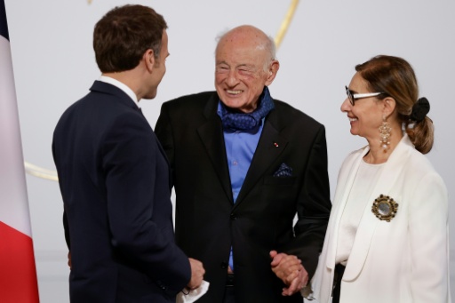 Emmanuel Macron saluant Edgar Morin souriant, aux côtés de Sabah Abouessalam